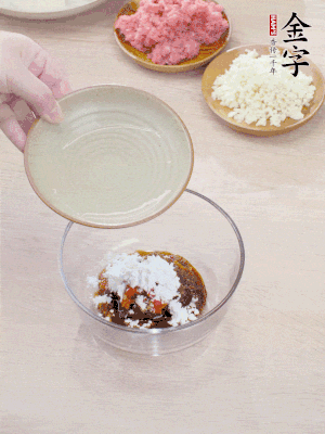 調(diào)料汁：金字火腿干貝醬2勺、剁椒1/2勺、生抽1/2勺、淀粉2勺、清水半碗。